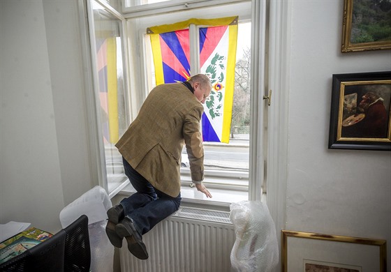 Majitel aukní sín Vltavín Robert Hédervári vyvsil z okna galerie, sídlící...