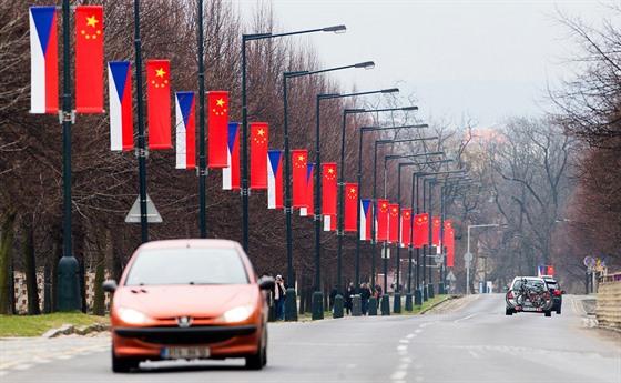 Čínské a české vlajky lemovaly například ulici Mariánské hradby u Pražského...