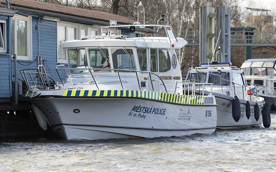 Poříční útvar pražských strážníků předvedl novou služební loď značky Nord Star...