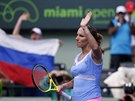 Svtlana Kuzncovová zdraví diváky po postupu do finále turnaje v Miami.