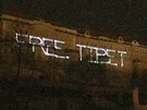Budovy Praského hradu v noci osvítily nápisy protestující proti píklonu eska...