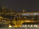 Aktivisté v noci promítali na budovy Pražského hradu světelné obrazy a texty...