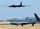 Americký špionážní letoun U-2 a bezpilotní Global Hawk