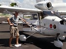 Petr Nikolaev ped Cessnou na letiti Grand Cayman, Georgtown, Kajmanské ostrovy