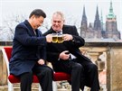 Prezidenti Si Ťin-pching a Miloš Zeman si na terase strahovského kláštera...