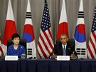 Americký prezident Barack Obama s korejskou prezidentkou Pak Kun-hje a...