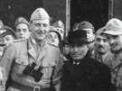Otto Skorzeny (na snímku uprosted) na fotce s ducem Benitem Mussolinim poté,...