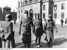 Otto Skorzeny (na snímku vlevo v picházející trojici) v Budapeti. V roce 1944...