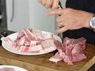 Pokrájené maso opepete, osolte a - kadou hromádku zvlá - promíchejte.