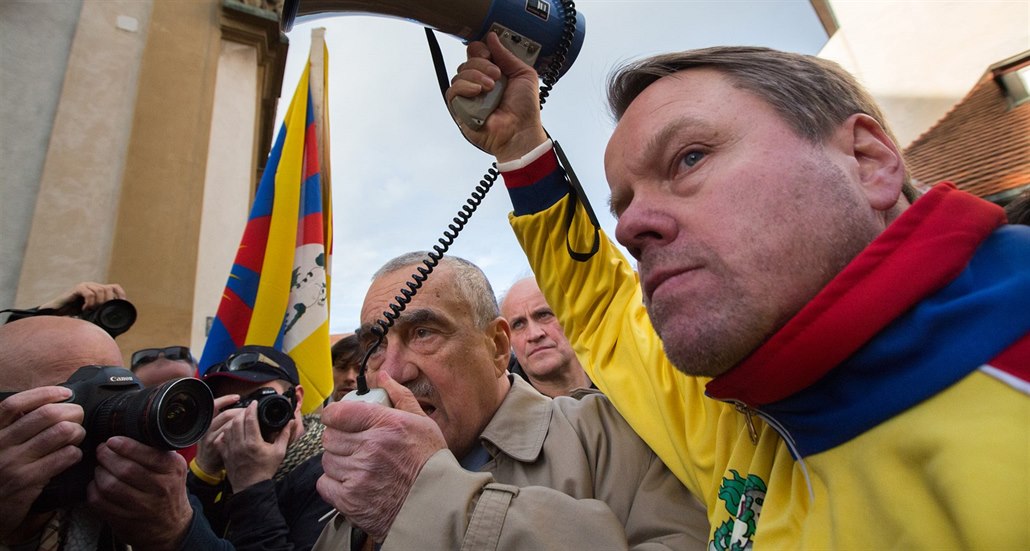 Stovky protestujících proti �ínské lidskoprávní politice se do�adovaly vstupu...