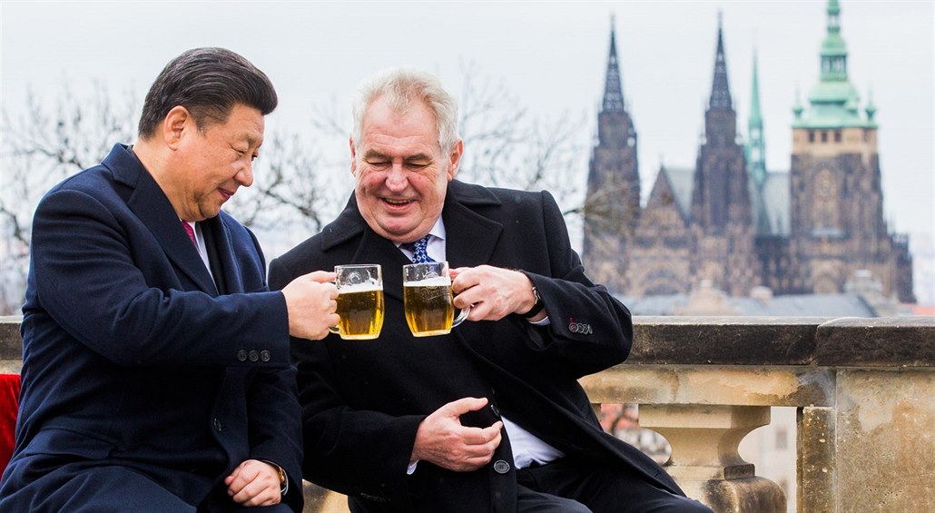 Prezidenti Si �in-pching a Milo� Zeman si na terase strahovského klá�tera...