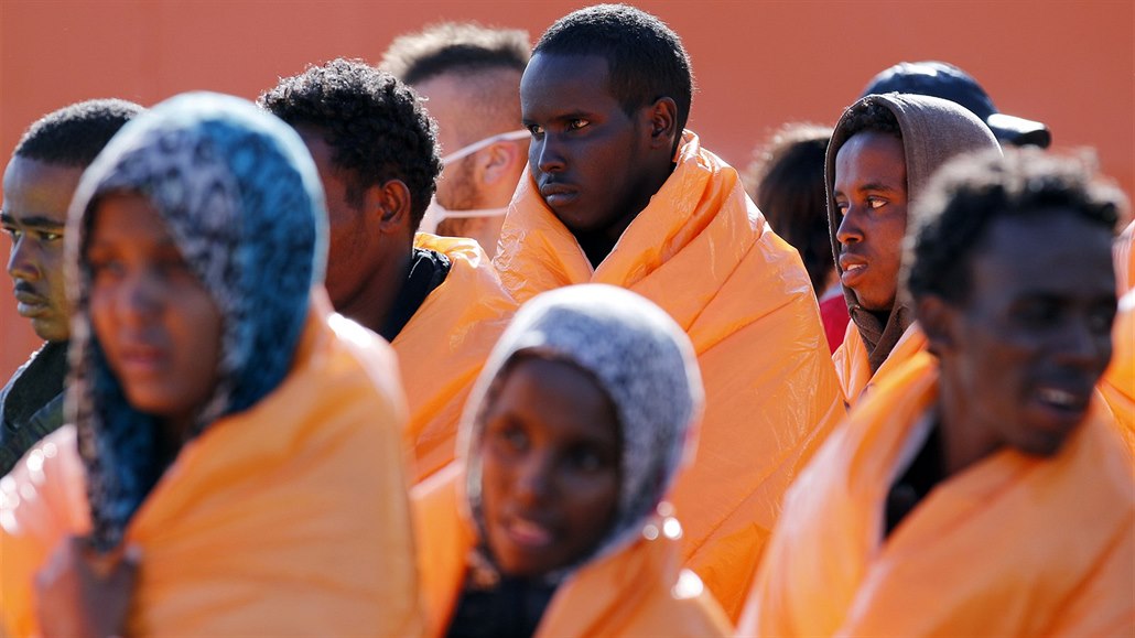 Migranty z Afriky v úterý zachránilo také norské plavidlo Siem Pilot, odvezlo...