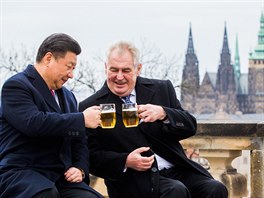 Prezidenti Si in-pching a Milo Zeman si na terase strahovského klátera...