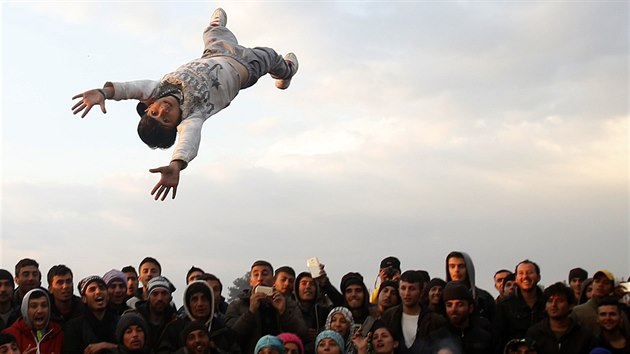 Uprchlci v Idomeni na ecko-makedonsk hranici si krt dlouh as (27. bezna 2016)