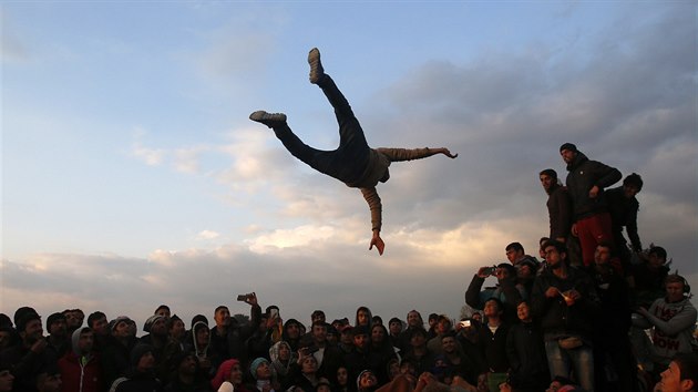 Uprchlci v Idomeni na ecko-makedonsk hranici si krt dlouh as (27. bezna 2016)