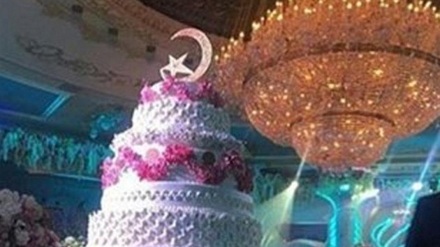 Na luxusní svatbě nechyběl ani obrovský dort.