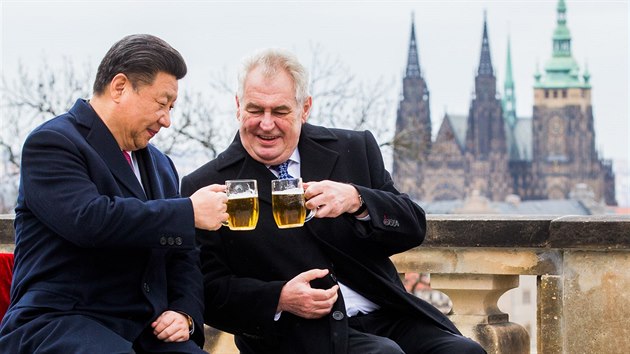 Prezidenti Si Ťin-pching a Miloš Zeman si na terase strahovského kláštera připili třetinkou českého piva. (30. března 2016)