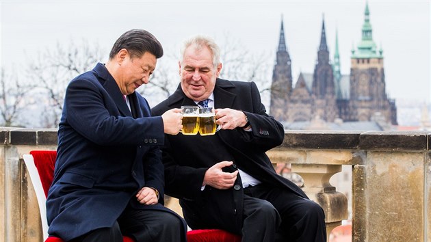 Prezidenti Si in-pching a Milo Zeman si na terase strahovskho kltera pipili tetinkou eskho piva. (30. bezna 2016)