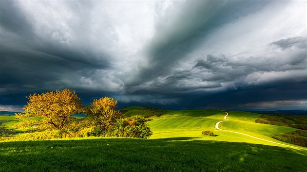 Píseň jarní bouře - kousek od obce Vrbovce se nachází malebná a vlnkovitá políčka, foceno v průběhu bouře a svitu slunce