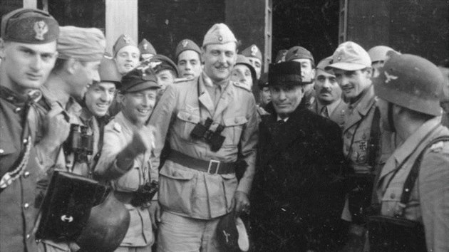 Otto Skorzeny (na snmku uprosted) na fotce s ducem Benitem Mussolinim pot, co jej nacistick komando v technicky precizn operaci zachrnilo z internace italskou vldou, kter pela na stranu spojenc.