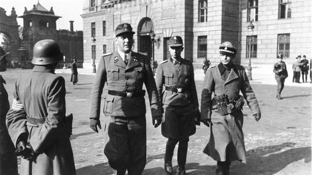 Otto Skorzeny (na snmku vlevo v pichzejc trojici) v Budapeti. V roce 1944 tam ml na starosti zajitn, aby Maarsko nevypadlo z hitlerovsk koalice.
