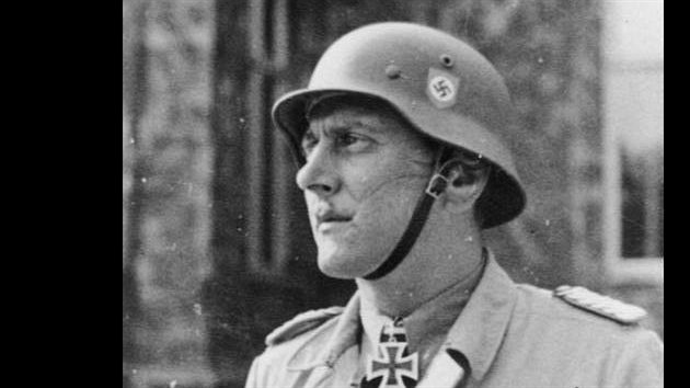 Otto Skorzeny s charakteristickou jizvou na lev tvi, vzpomnkou na ermsk souboj. Snmek pochz z roku 1943 i 1944.