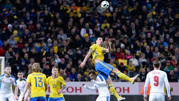 HVĚZDA VE VZDUCHU. Švédský útočník Zlatan Ibrahimovic v souboji s Martinem...