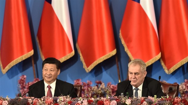 Prezident Milo Zeman (vpravo) a jeho nsk protjek Si in-pching (vlevo) se 30. bezna zastnili diskusnho ekonomickho fra na praskm ofn.