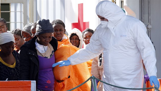 Migranty z Afriky v ter zachrnilo tak norsk plavidlo Siem Pilot, odvezlo je do pstavu Pozzallo na Siclii (29. bezna 2016).