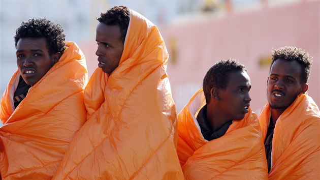 Migranty z Afriky v ter zachrnilo tak norsk plavidlo Siem Pilot, odvezlo je do pstavu Pozzallo na Siclii (29. bezna 2016).