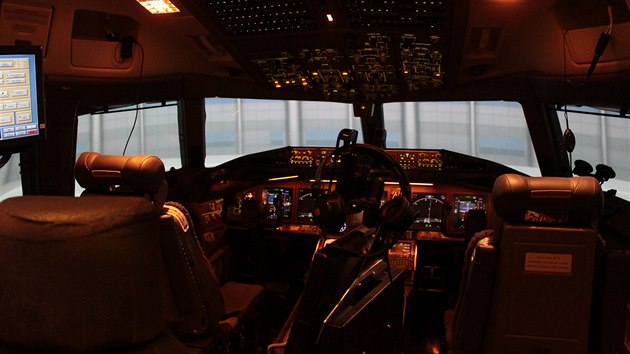 Interiér simulátoru B777. Přístrojové vybavení je totožné s vybavením skutečného letadla. Že jde o simulátor, se pozná především podle výhledu z oken - ten občas přece jen připomíná spíše počítačovou hru.