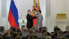 Ruský prezident Vladimir Putin vyznamenává veterány ze Sýrie (17. bezna 2016)