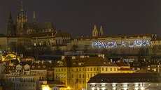 Aktivisté v noci promítali na budovy Praského hradu svtelné obrazy a texty...