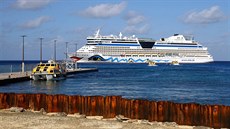 Výletní lo v pístavu Georgetown, Kajmanské ostrovy