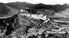 Lhassa et le Palais du Dalai Lama le 31 mars 1959 alors que les radios...