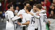 Němečtí fotbalisté se radují z gólu, který vstřelili v přípravném utkání proti...