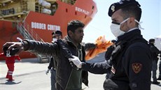 Migranty z Afriky v úterý zachránilo také norské plavidlo Siem Pilot, odvezlo...