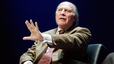 Maarský spisovatel Imre Kertesz v roce 2002, kdy získal Nobelovu cenu za...