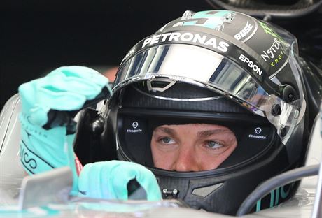 Nico Rosberg bhem prvnho trninku na Velkou cenu Bahrajnu.
