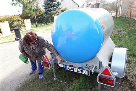 Pokadé, kdy je cisterna prázdná, volají místní o její rychlé doplnní.