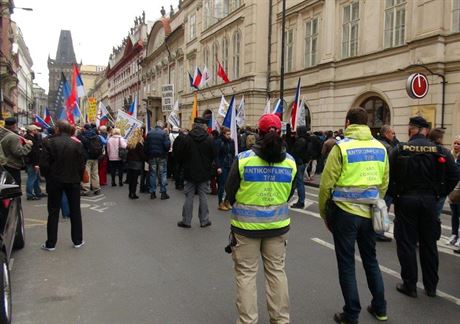 Demonstrace v prask Hybernsk ulici proti migran politice eska (9. duben...