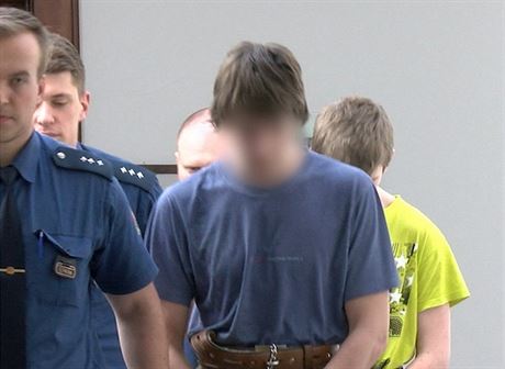 Dva mladiství, kteí surov ubili bezdomovce, picházejí k Vrchnímu soudu v Praze (ilustraní snímek)