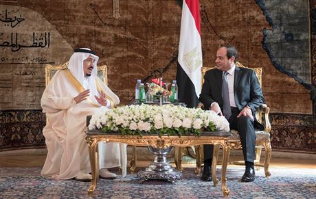 Saúdskoarabský král Salmán (vlevo) jedná s prezidentem Egypta Abdel-Fatáhem...