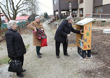 Venkovní knihovna v zahrad domova pro seniory ve dírci je voln pístupná...