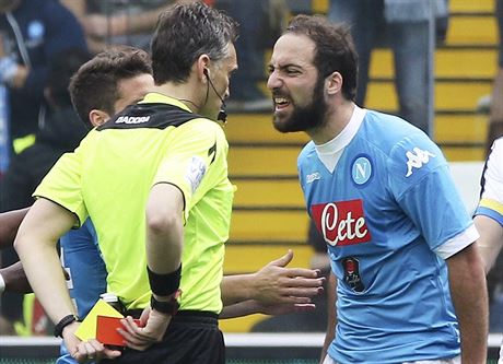 Neapolský fotbalista Gonzalo Higuaín se bhem duelu s Udine pe s rozhodím...