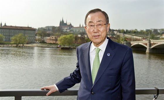 Generální tajemník OSN Pan Ki-mun bhem návtvy Prahy (4. dubna 2014)