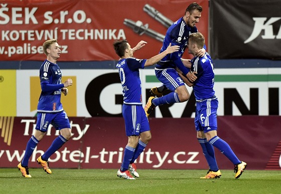 Hrái Olomouce se radují z gólu v utkání s Ostravou.