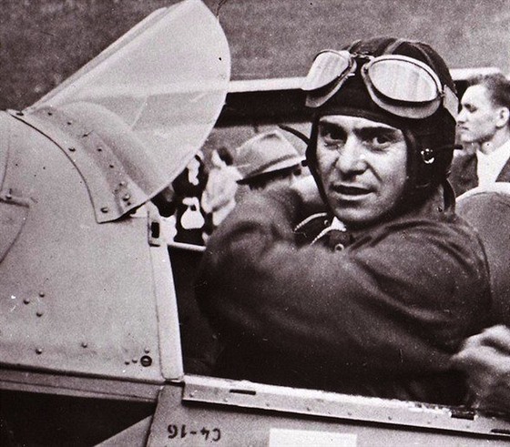 František Peřina v kokpitu cvičného dvouplošníku C-4, na kterém prováděl po...