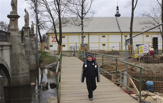 Přes Stržský potok u barokního mostu ve Žďáře se nyní chodí po provizorní...