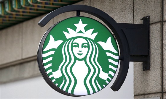 Starbucks v roce 2023 otevel 785 prodejen v ín.